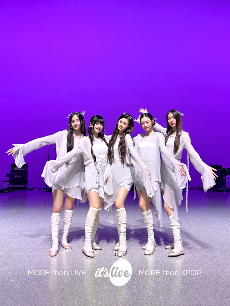 MoDanielle0411's tweet photo. 기타 베이스가 돋보이는 편곡 버전의 Cool With You와 함께,뉴진스가 잇츠 라이브에 돌아왔습니다!
  최애 장면은 잇츠 라이브 특유의 인트로가 끝나고, 멤버 5명이 조명 아래에서 무대를 준비하는 장면입니다!!
 소중한 무대 감사합니다, 잇츠 라이브!
#itsLive_event_NewJeans_3
#itsLive #NewJeans https://t.co/iYAup4BLX1