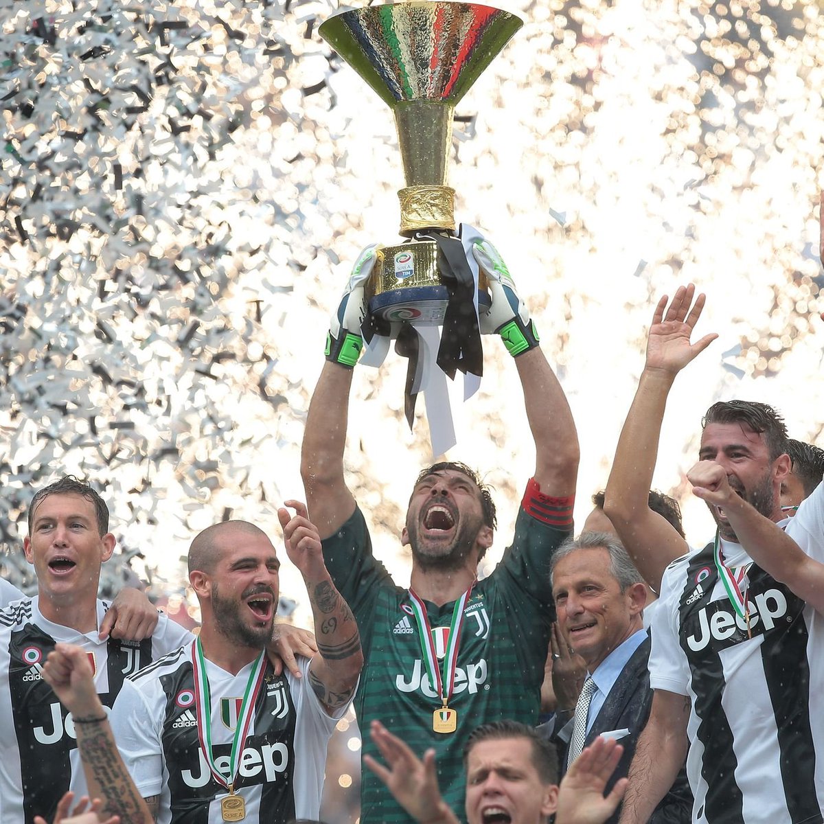 JuventusFC_VEN's tweet photo. 𝐆𝐑𝐀𝐂𝐈𝐀𝐒 𝐩𝐨𝐫 𝐭𝐚𝐧𝐭𝐨 𝐋𝐞𝐲𝐞𝐧𝐝𝐚. 🇮🇹

𝑼𝒏𝒐 𝒅𝒆 𝒍𝒐𝒔 𝒇𝒖𝒕𝒃𝒐𝒍𝒊𝒔𝒕𝒂𝒔 𝒎𝒂𝒔 𝒂𝒎𝒂𝒅𝒐𝒔 𝒅𝒆 𝒍𝒂 𝒉𝒊𝒔𝒕𝒐𝒓𝒊𝒂, 𝒊𝒏𝒄𝒍𝒖𝒔𝒐 𝒑𝒐𝒓 𝒍𝒐𝒔 𝒓𝒊𝒗𝒂𝒍𝒆𝒔. 

𝗛𝗲𝗿𝗼𝗲. 𝗨𝗻𝟭𝗰𝗼. 𝗘𝗷𝗲𝗺𝗽𝗹𝗼 𝗮 𝘀𝗲𝗴𝘂𝗶𝗿.

@gianluigibuffon 🤍🖤 https://t.co/prJzxRNlLv