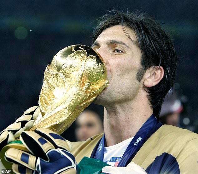 JuventusFC_VEN's tweet photo. 𝐆𝐑𝐀𝐂𝐈𝐀𝐒 𝐩𝐨𝐫 𝐭𝐚𝐧𝐭𝐨 𝐋𝐞𝐲𝐞𝐧𝐝𝐚. 🇮🇹

𝑼𝒏𝒐 𝒅𝒆 𝒍𝒐𝒔 𝒇𝒖𝒕𝒃𝒐𝒍𝒊𝒔𝒕𝒂𝒔 𝒎𝒂𝒔 𝒂𝒎𝒂𝒅𝒐𝒔 𝒅𝒆 𝒍𝒂 𝒉𝒊𝒔𝒕𝒐𝒓𝒊𝒂, 𝒊𝒏𝒄𝒍𝒖𝒔𝒐 𝒑𝒐𝒓 𝒍𝒐𝒔 𝒓𝒊𝒗𝒂𝒍𝒆𝒔. 

𝗛𝗲𝗿𝗼𝗲. 𝗨𝗻𝟭𝗰𝗼. 𝗘𝗷𝗲𝗺𝗽𝗹𝗼 𝗮 𝘀𝗲𝗴𝘂𝗶𝗿.

@gianluigibuffon 🤍🖤 https://t.co/prJzxRNlLv