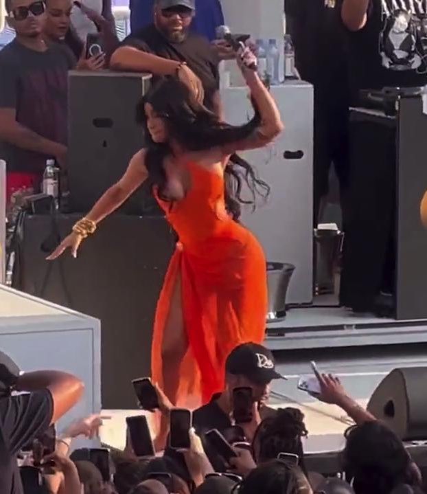 trash_italiano's tweet photo. Il microfono con cui Cardi B ha colpito una persona durante un live è finito all’asta su eBay. A metterlo in vendita la società che si occupava dell’audio. Il ricavato andrà in beneficenza. Attualmente l’offerta più alta è di 50.600$. https://t.co/m4C9g6IUcs