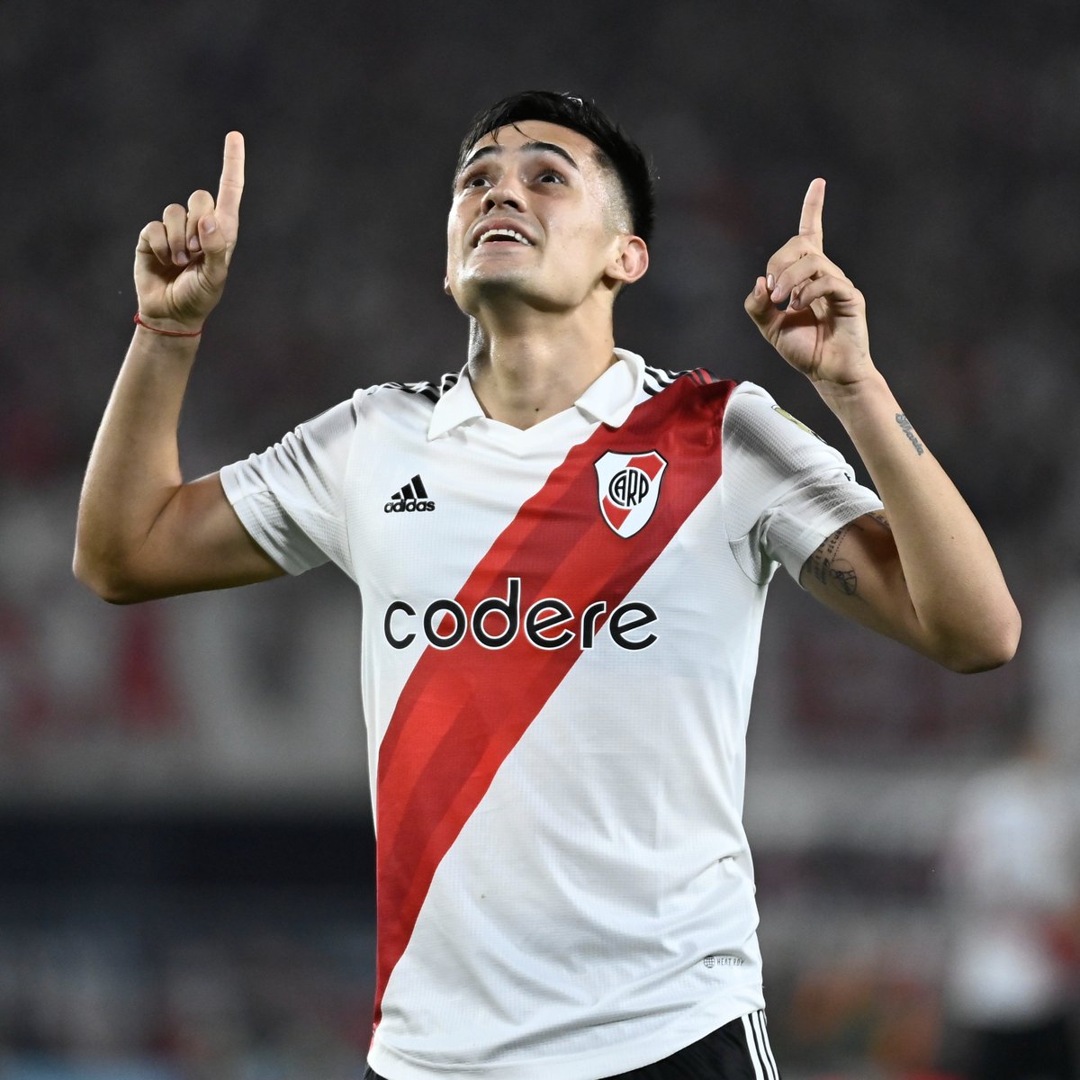El tercero es un poeta, trae serenatas, brilla como el sol. 
El chico de las poesías, atentamente, tu servidor. 🫡