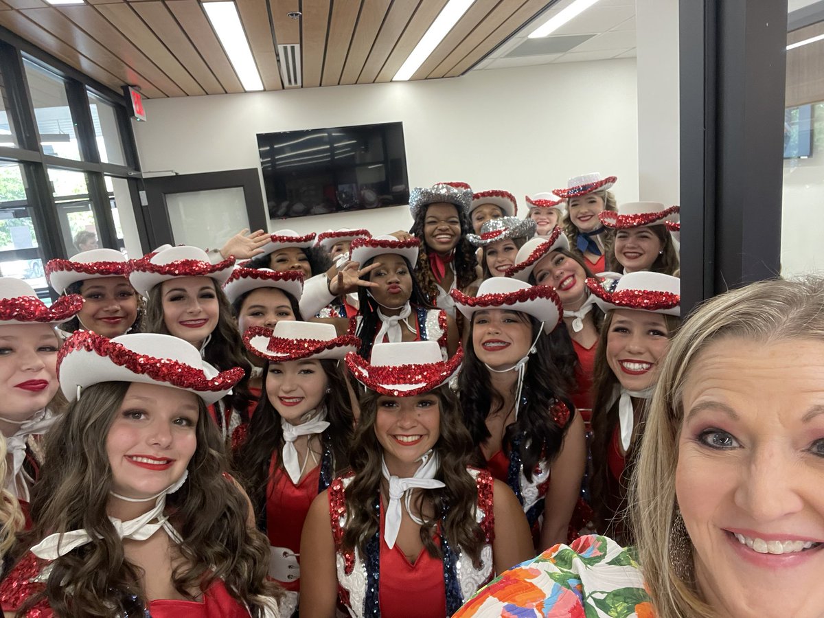 Always a great day when I get a pic with our beautiful @NHSTexans Sidekicks!!! So proud of these wonderful young ladies and their directors! #Flagship #EnvironmentInfluencesLearning #TexansAtWork