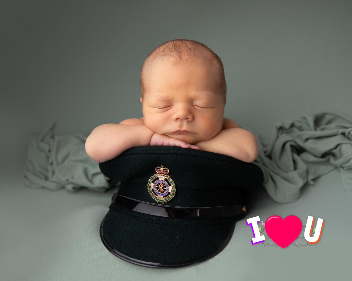 nigeljflanagan's tweet image. What a special photo 📸 😍
Maybe one day he will Follow in my footsteps?
20 years career @Ldn_Ambulance &amp;amp; I can honestly say, it’s the Best Job in the world #Paramedic #999Family #Ambulance @Ldn_Ambulance #TeamLAS 💚 #NHS 💙 #London ❤️