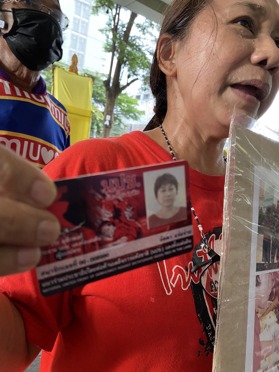 sirotek's tweet image. หญิงเสื้อแดงเดินเดี่ยวบุกเพื่อไทย โยนทิ้งหนังสือเสื้อแดง-ปก 'ทักษิณ' โวยลั่นหน้า 'เพื่อไทย' ถามให้ออกไปสู้เพื่ออะไร แล้วรวมกับเผด็จการ

หญิงคนเสื้อแดง ได้แสดงบัตร นปช. พร้อมระบุว่า  ทำไมพรรคก้าวไกลยึดหลักการได้ แต่พรรคเพื่อไทยยึดหลักการไม่ได้ ไม่ว่าจะเหตุผลอะไรก็ตาม ตนไม่เข้าใจ