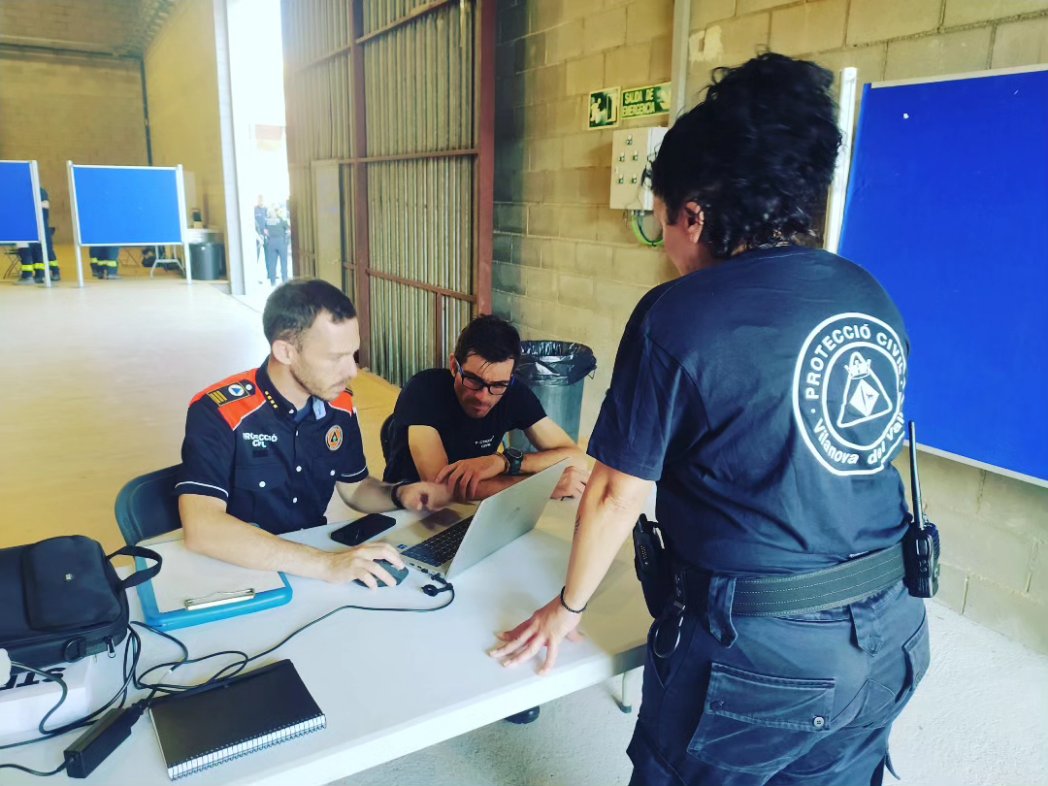 pcvilanova's tweet photo. Es dona per finalitzat el dispositiu especial de #ProteccióCivil amb motiu de la recerca d'en Antonio, lamentablement s'ha trobat sense vida. 
Molt bona coordinació de @pcivilsantfost i  la @Coordinadora_AV 
@ajuntamentVDV 
@emergenciescat 
#LasProtesCuentan https://t.co/V7w4vOUs3y