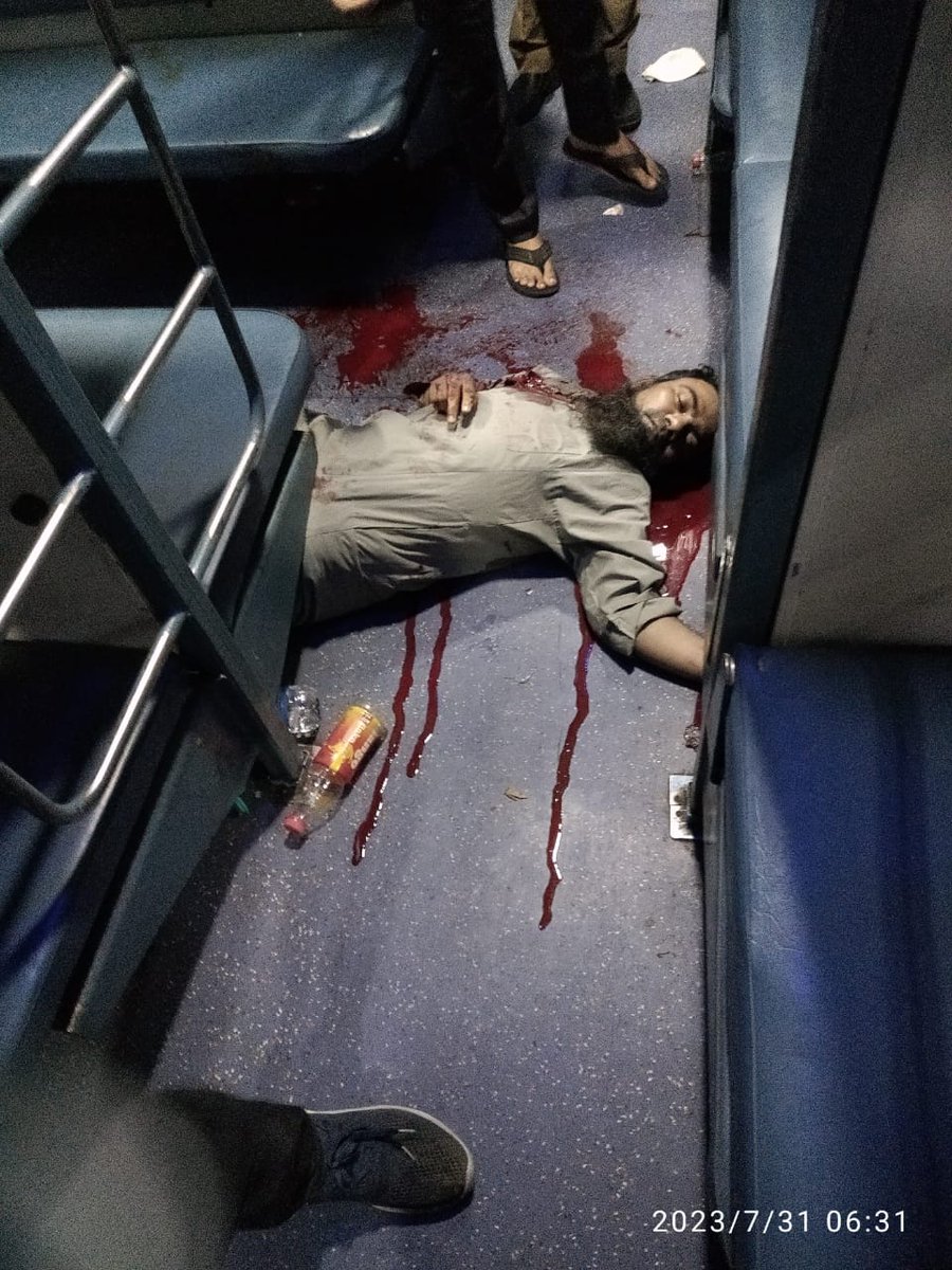 हाफिज साद की फैमिली का अकाउंट नंबर मैं ने शेयर किया था जिस में बढ़-चढ़कर आप लोगों ने मदद की इस दौरान बहुत सारे लोगों ने कहा कि मोहम्मद असगर की फैमिली का भी अकाउंट डिटेल्स शेयर किया जाए जिनको जयपुर मुंबई ट्रेन में गोली मारकर आतंकी चेतन सिंह ने शहीद कर दिया था।
असगर की फैमिली बेहद