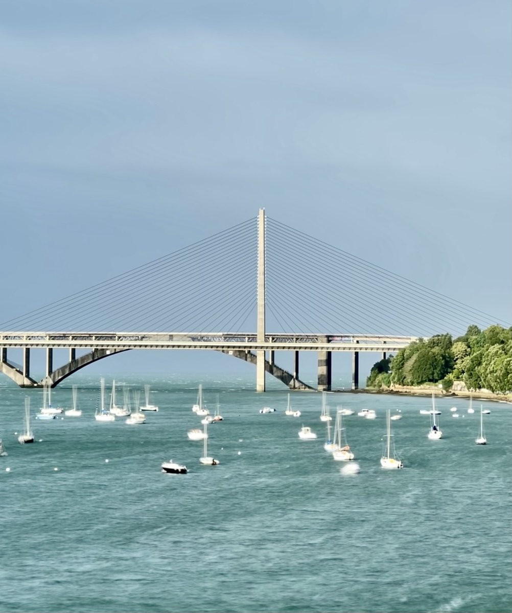 02 août 2023. 08:08 Pont de l’Iroise aux prises avec #Patricia. 

« C’est le matin plein de tempête 
au cœur de l’été. … », Pablo Neruda.