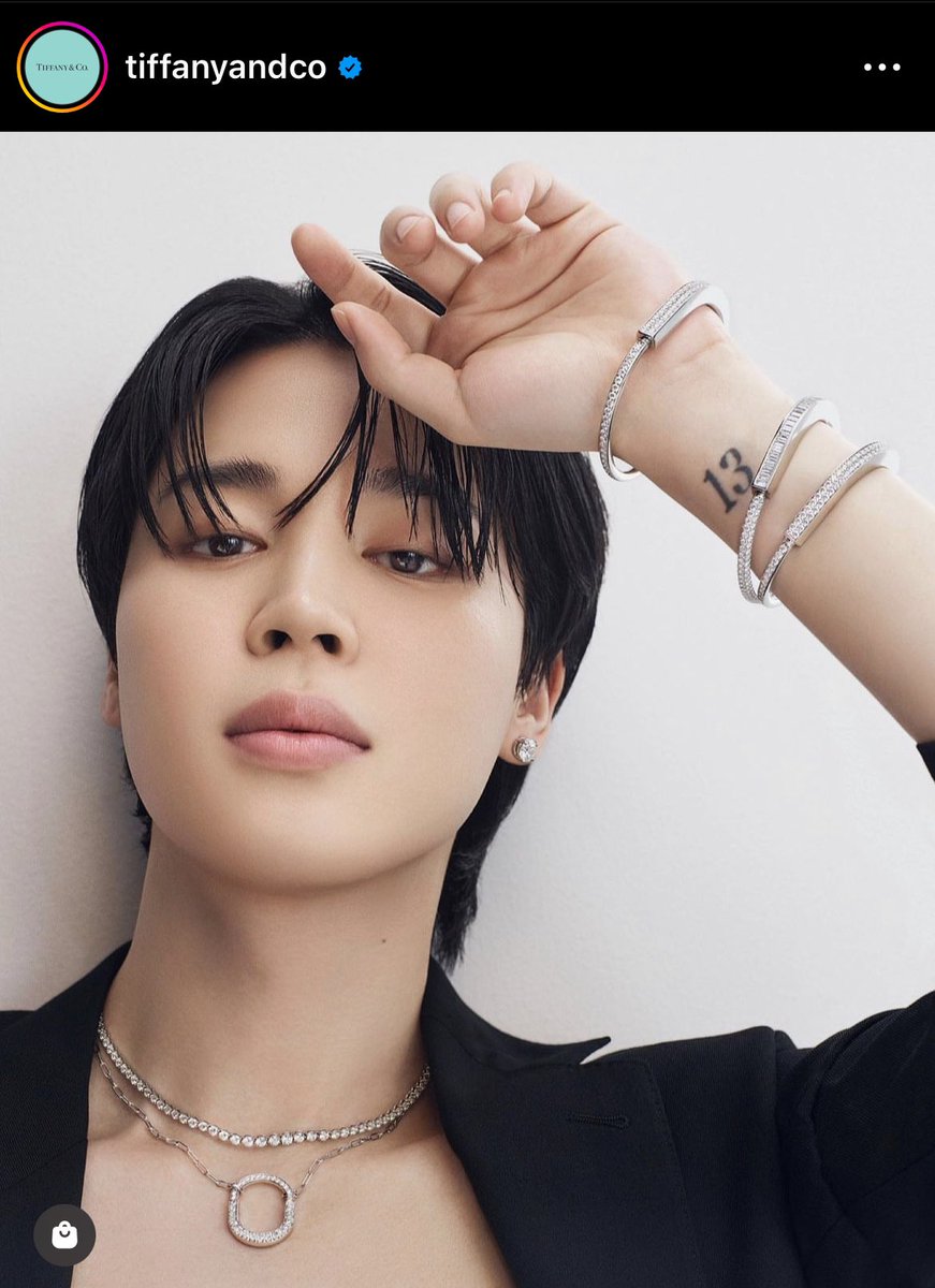 UpdateParkJimin's tweet photo. 📸| @TiffanyAndCo via Instagram:

"#Jimin do BTS usa Tiffany Lock: um símbolo de união, um lembrete de experiência e uma promessa do amor que nos impulsiona. #TiffanyLock #TiffanyAndCo"

#JiminxTifannyAndCo https://t.co/Vlg2R9ogQ4