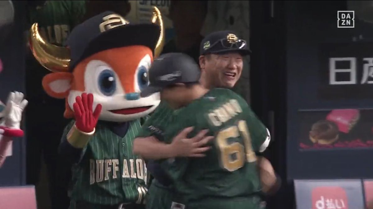 nbp_baseball's tweet photo. 藤本博史→好きでも無い選手がサヨナラを打ってもコーチ陣でハイタッチするだけ

中嶋監督→コーチ陣で喜びつつ笑顔で選手が帰ってくるのを待ち、抱き合う

人の良さがまるで違うね

藤本博史は老害で、中嶋監督は神だな

#sbhawks 
#藤本博史 
#藤本博史退任 https://t.co/vu6OuDOCrM
