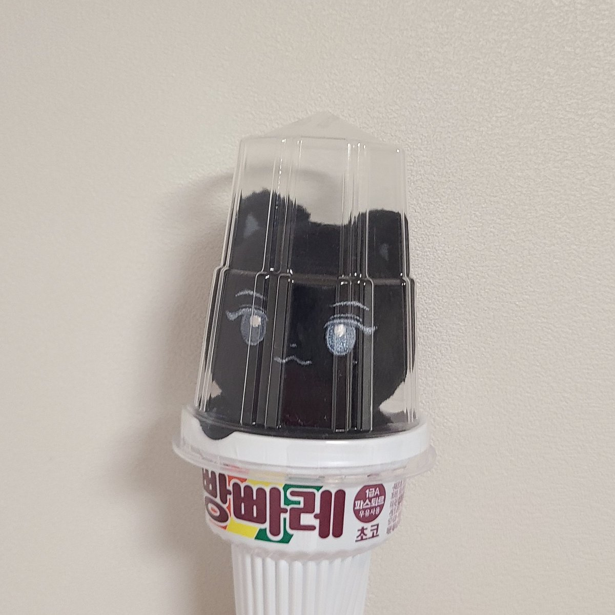 myamyaping's tweet photo. 깜웅냥 왔다네요! 지웅이랑 한 컷💙너무 귀엽고 보들보들,,배송도 엄청 빨라서 놀랐어요😳 빵빠레에 가두니까 더 귀여워짐ㅠㅠ우리 깜냥이 엄마가 옷도 사줄게
#깜웅냥_왔다냥 https://t.co/SV1TU9Vur8