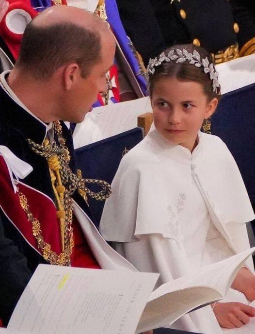 Mofoman360's tweet image. An adorable moment between father and daughter at the Coronation of King Charles III Prince William and Princess Charlotte she so looks like our Dearly Missed Queen Elizabeth II Lilibet #PrincessCharlotte #PrinceWilliam #PrinceofWales