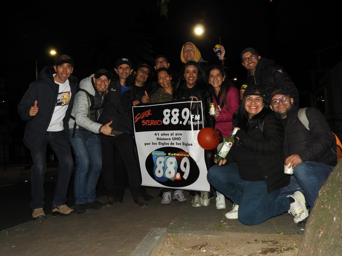 ClaudiaFonca's tweet photo. 35 años después.. #ConciertoDeConciertos Y no dejo de escuchar la @Superestacion, gracias amigos por compartir este amor a la emisora que alguna vez en el dial nos hizo felices @maosegurar @yanevero14 @Cesar7Forever @kkksegura @luisgumon @vladimir_cadena @JavierM31403036 https://t.co/rGxMnhcGL7