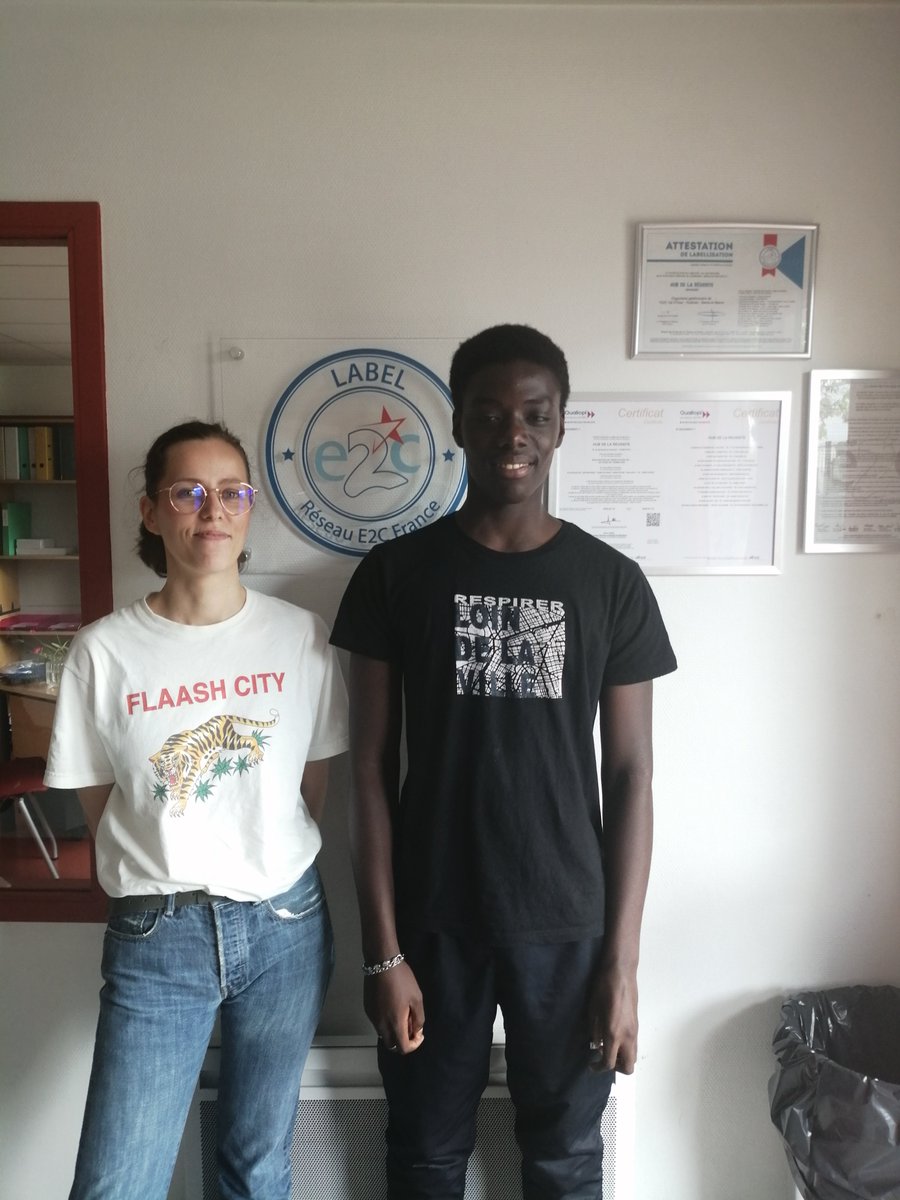 E2C78's tweet photo. 👏🏻 Moussa, notre ancien stagiaire de l'#E2C78 #LesMureaux, accompagné par Louise, Conseillère en insertion professionnelle au sein de #Médiapole sont venus nous présenter les #métiers de leur entreprise ainsi que les #opportunités de stage et d’emploi en CDDI ☺️

#E2C #Réussite https://t.co/fMe7mHZ6Kr