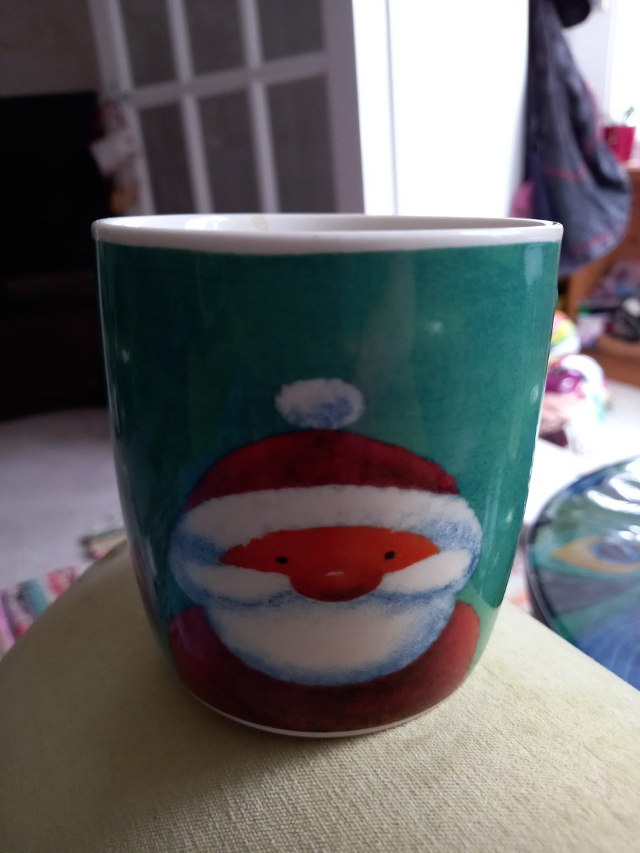 suedelacour's tweet photo. @DailyPicTheme2 Just finished my earl grey tea #favouritemug https://t.co/kGFWVK4bF6