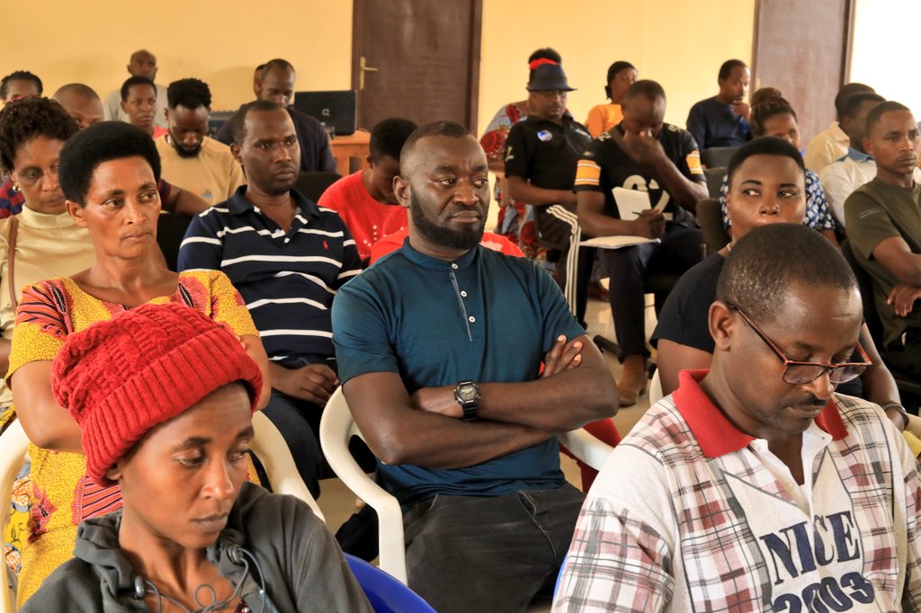 KicukiroDistr's tweet photo. Muri gahunda y'Ukwezi kw'imiyoborere, Akarere ka Kicukiro kari mu gikorwa kiswe #Baduka , aho abayobozi b'Akarere bagera mu Tugali twose bumva ibibazo n'ibyifuzo by'abaturage banabishakira ibisubizo, muri aka kanya iki gikorwa kirimo kubera i @GikondoS mu Kagali ka Kagunga. https://t.co/ArEeqdaBqm