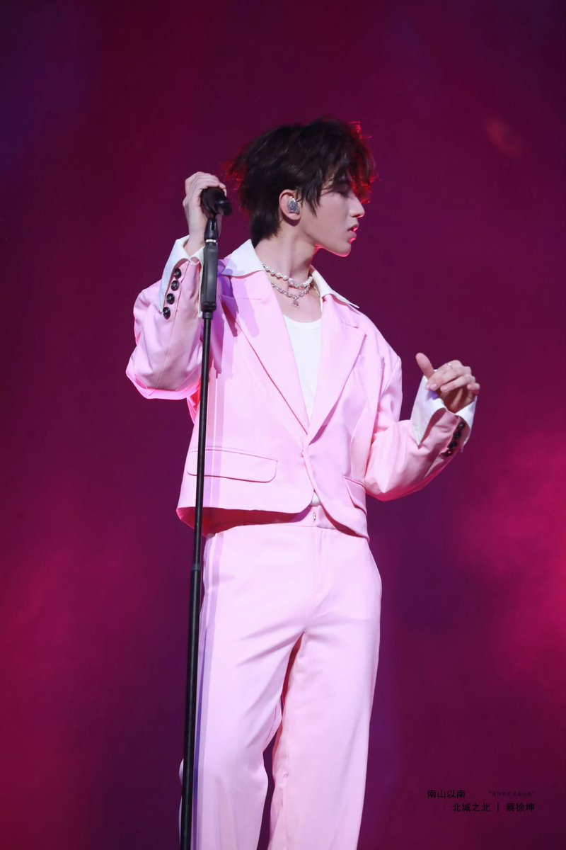 nam_aemsan's tweet photo. 🎂Happy Birthday to KUN🎂
🫶🏻25ปีนี้และปีต่อๆไปขอให้มีแต่ความสุข มีรอยยิ้มทุกๆๆวัน 🫶🏻
KUN &amp; iKUN Forever 

#CaiXukun
#CaiXukun0802
@CXK_official https://t.co/BlXkNDFqDx