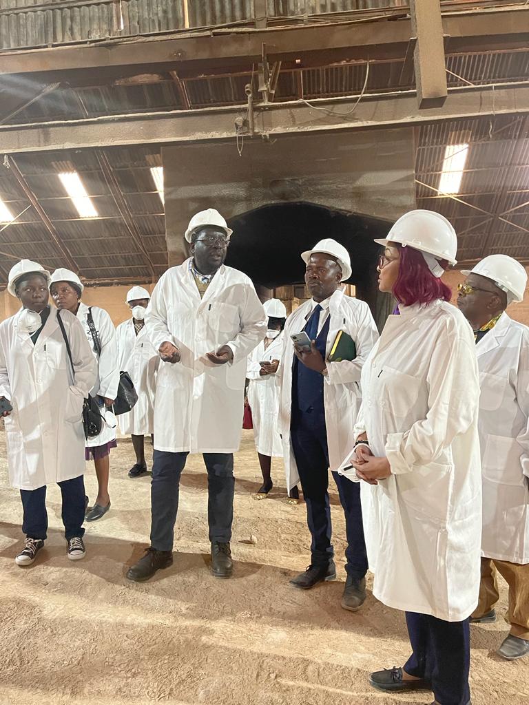 JosefaSacko's tweet image. My 2nd Tour to #ZFCLimited, was another impressive initiative by #Zimbabwe. It was est.1952 &amp;amp; still functioning with potential  to become a hub for #Fertilizerproduction in Africa. We commit to support these projects, geared to reduce high cost of #Fertilizer on our continent.
