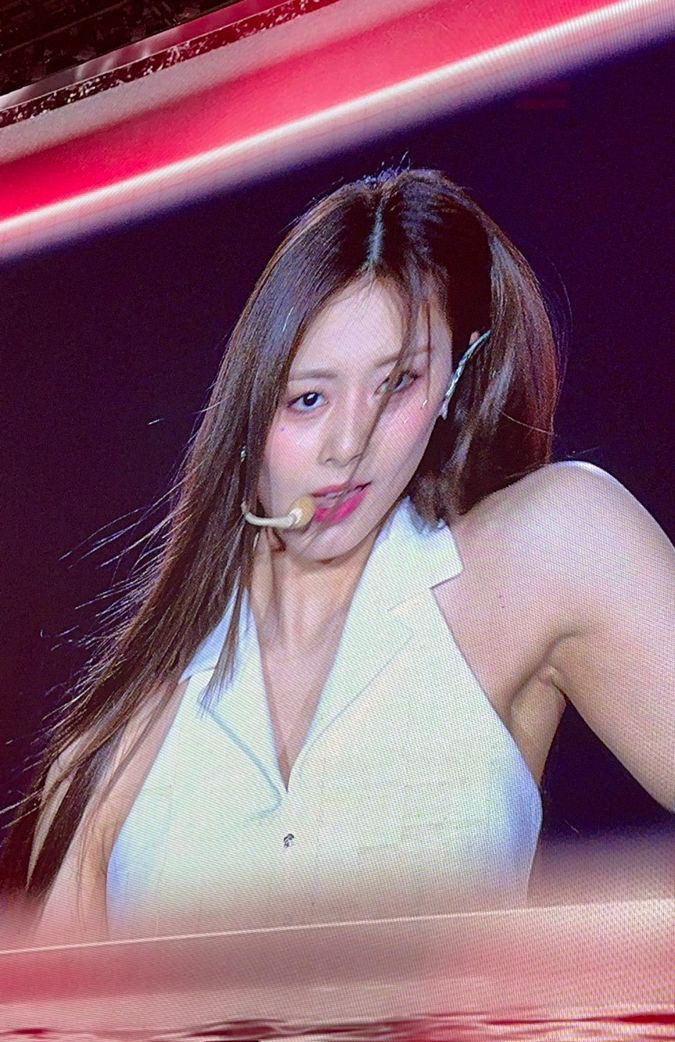 this pic of tzuyu had everyone screaming!!!