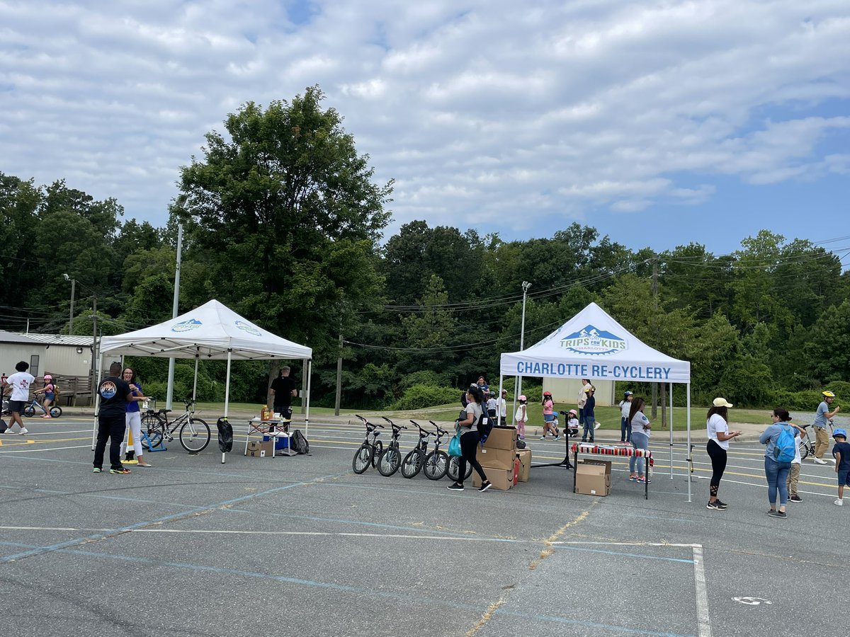 cmspe225's tweet photo. Awesome community event going on @CharMeckSchools Winterfield ES showcasing biking and traffic gardens.Thank you @MeckCounty public health, @tfkcharlotte and @StriderBikes for teaching a life skill. @CoachVedder_HPE @EriciaTurner @arom07 @CMSAthletic1 @NCSHAPE @AllKidsBike https://t.co/dIl8uoAXNx