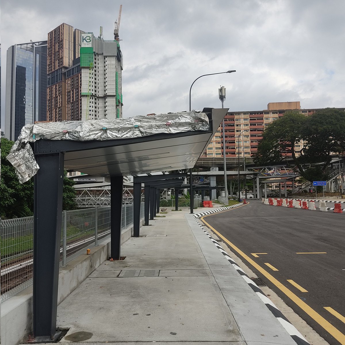 SphereMY_'s tweet photo. Laluan berbumbung dan jejantas untuk pejalan kaki sedang giat dibina untuk menghubungkan kawasan Merdeka 118 dengan Bukit Bintang.

Semoga laluan kaki lima yang 'proper' ini diteruskan sehingga Chinatown, supaya pejalan kaki boleh berjalan dengan selesa antara Pasar Seni-Chinatown-Merdeka 118-Bukit Bintang.