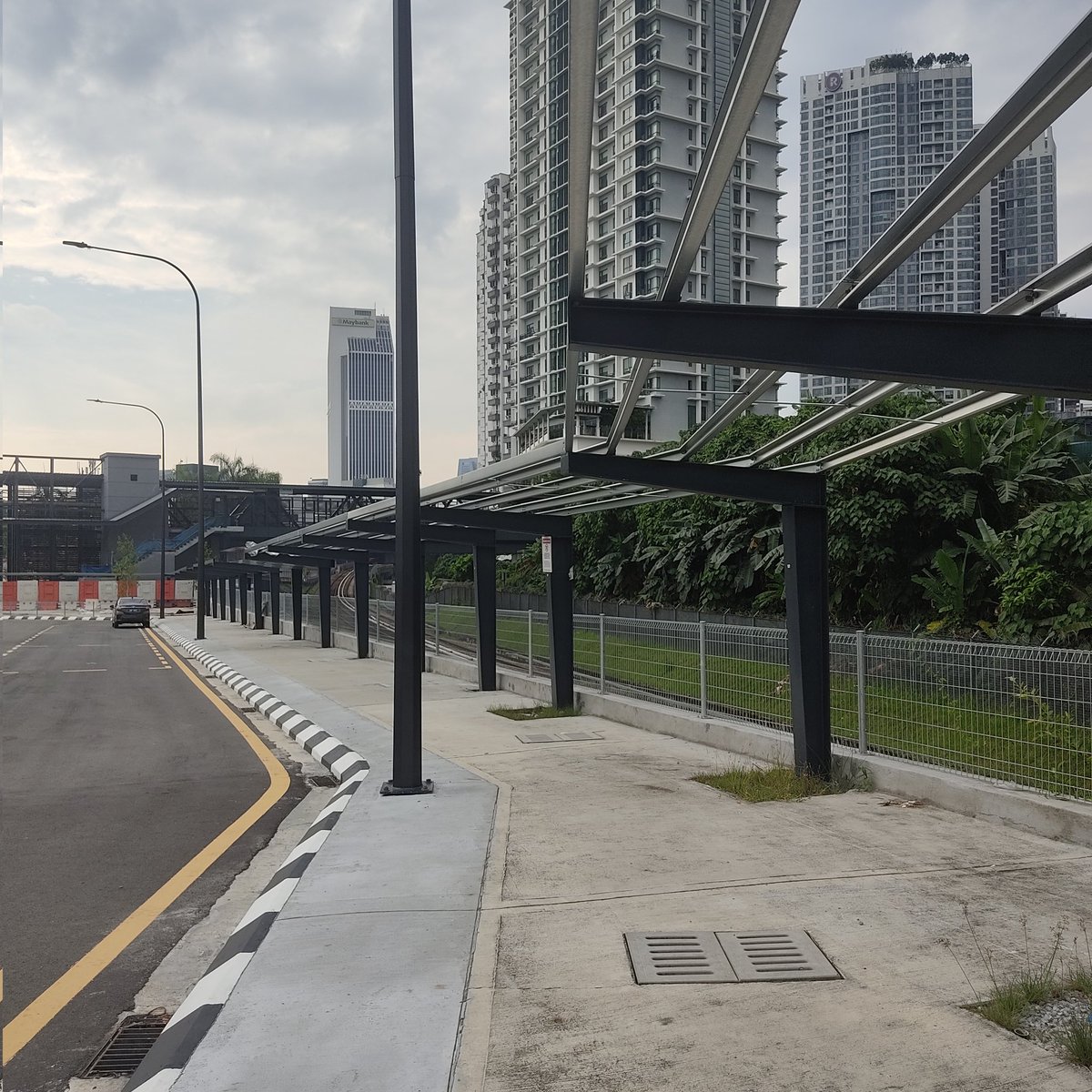 SphereMY_'s tweet photo. Laluan berbumbung dan jejantas untuk pejalan kaki sedang giat dibina untuk menghubungkan kawasan Merdeka 118 dengan Bukit Bintang.

Semoga laluan kaki lima yang 'proper' ini diteruskan sehingga Chinatown, supaya pejalan kaki boleh berjalan dengan selesa antara Pasar Seni-Chinatown-Merdeka 118-Bukit Bintang.