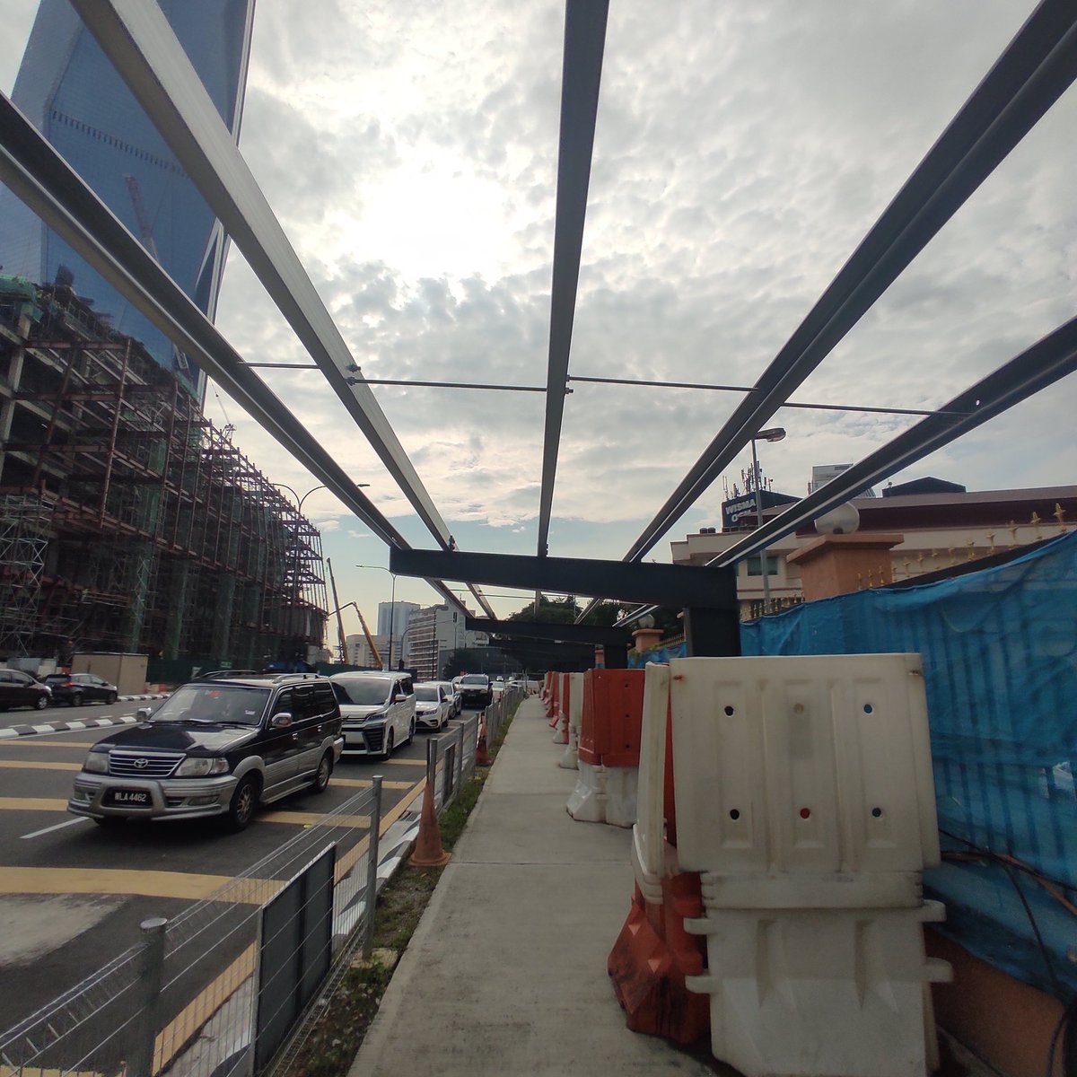 SphereMY_'s tweet photo. Laluan berbumbung dan jejantas untuk pejalan kaki sedang giat dibina untuk menghubungkan kawasan Merdeka 118 dengan Bukit Bintang.

Semoga laluan kaki lima yang 'proper' ini diteruskan sehingga Chinatown, supaya pejalan kaki boleh berjalan dengan selesa antara Pasar Seni-Chinatown-Merdeka 118-Bukit Bintang.