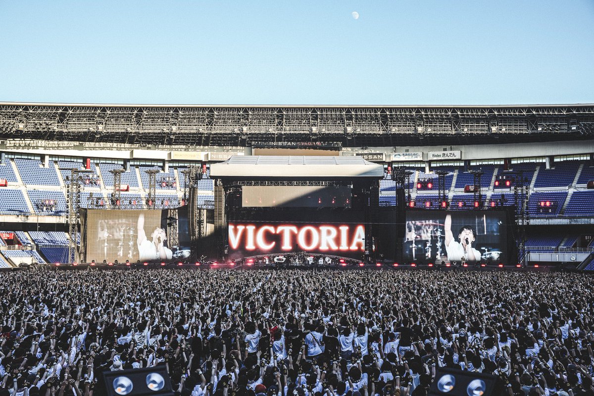 Shiga_UVERworld's tweet photo. 07.08年からライブに行き始め、そのときに「まだまだ素敵な景色を魅せるので、俺達についてきてください」と言ってて、そこからUVERworld一筋追い続けての景色がこれ。圧巻。
ライブまでの挑戦の過程を見れたことやcrewとの距離感の近さにも感謝。
次の挑戦が楽しみです🔥
#UVERworld_日産スタジアム https://t.co/vC2E70PMTU