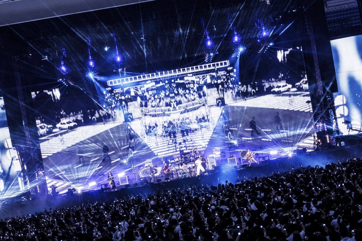 Shiga_UVERworld's tweet photo. 07.08年からライブに行き始め、そのときに「まだまだ素敵な景色を魅せるので、俺達についてきてください」と言ってて、そこからUVERworld一筋追い続けての景色がこれ。圧巻。
ライブまでの挑戦の過程を見れたことやcrewとの距離感の近さにも感謝。
次の挑戦が楽しみです🔥
#UVERworld_日産スタジアム https://t.co/vC2E70PMTU