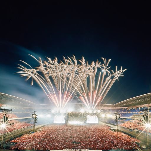 Shiga_UVERworld's tweet photo. 07.08年からライブに行き始め、そのときに「まだまだ素敵な景色を魅せるので、俺達についてきてください」と言ってて、そこからUVERworld一筋追い続けての景色がこれ。圧巻。
ライブまでの挑戦の過程を見れたことやcrewとの距離感の近さにも感謝。
次の挑戦が楽しみです🔥
#UVERworld_日産スタジアム https://t.co/vC2E70PMTU