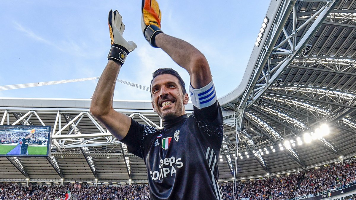 juventusfces's tweet photo. 👏 La leyenda de @gianluigibuffon. 🤍🖤 https://t.co/iM5VOhG3Cx