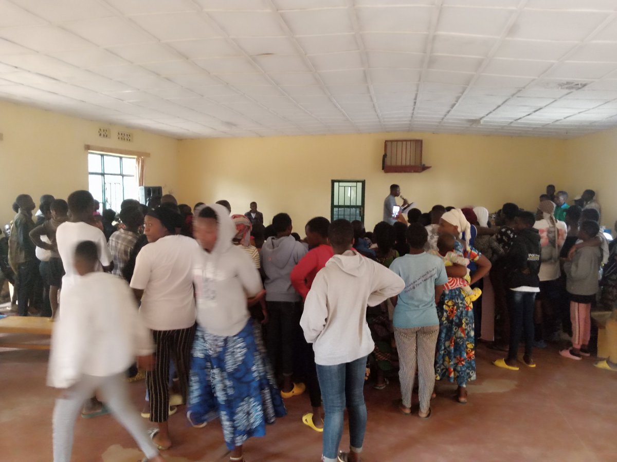 YegoRutsiro's tweet photo. Muri iki gitaramo kandi hari kunyuzwamo ubutumwa butandukanye binyuze muri Comedi, indirimbo n'ikinamico byose bigamije kwigisha urubyiruko cyane cyane abanyeshuri bari mu biruko uburyo bakitwara muri ibi biruhuko. https://t.co/344fOq2B3n