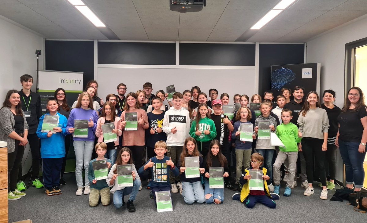 bazi1107's tweet photo. Unser #NAO #robot tanzte heut für die Kinderuni Furtwangen 💚 32 Schüler:innen verbrachten den Industrietag beim @imsimity #greenshoesteam mit einem #VirtualReality Erlebnisparcours 💚 Sie sind eingetaucht in virtuelle Welten  #VR4school #VR4saw #VR4inclusion #VR4climate #VR4care https://t.co/M0keIEilw7