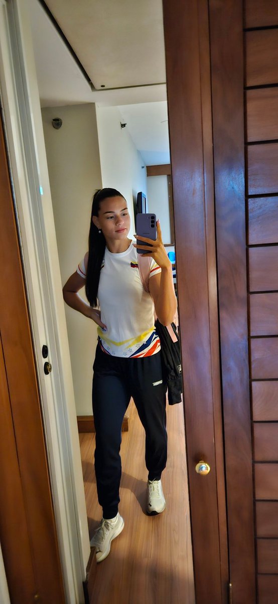 Después de casi 24 horas de viaje para llegar a casa se durmio 12 horas continuas. 🤩 ahora si he revivido 🤣