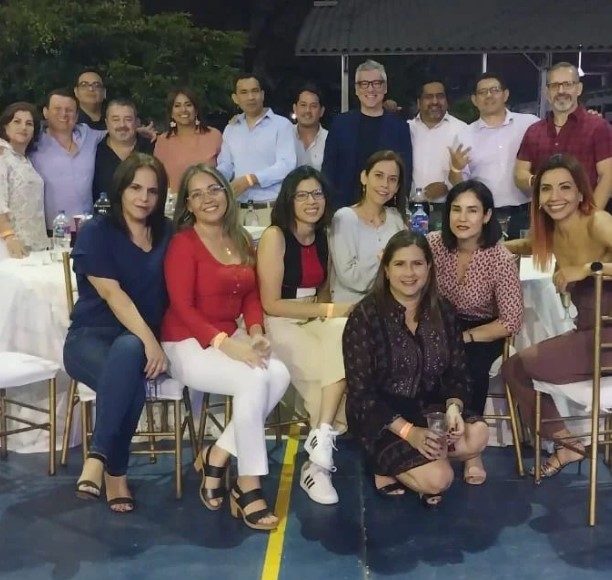 DavidMa16531926's tweet photo. Reunión nocturna en el Tenis Club con mi familia.
#tenisclub #tenisclubsamborondón #family https://t.co/VNWoUMbBQM