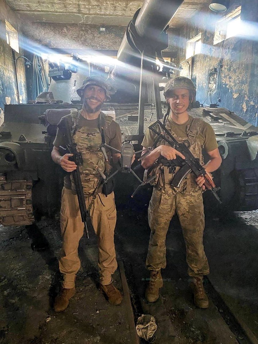 serhiyprytula's tweet photo. Маркіяну зі Львова 8 років. Маркіян збирав гроші, щоб купити собі «роблокси». Маркіян назбирав 12 доларів. Але… передумав. 
Маркіян передав ці заощадження нам на фонд. В супроводжуючому листі він попросив, щоб ми за ці гроші купили дронів для ЗСУ, і один з них щоб назвали «Ксініс» на честь його улюбленого героя в грі «Роблокс». 
А хто ми такі, щоб відмовити такому чудовому хлопцю?!

Дрон DJI MAVIC 3 Fly More Combo, позивний «Ксініс», служить у 47 бригаді та допомагає нашим воїнам знищувати ворогів та звільняти нашу землю. 

Дякуємо Маркіяну і дякуємо сотням тисяч та мільйонам наших донорів, які кожного дня своїми донатами наближають нашу Перемогу. 

Долучитись донатом можна за цим посиланням:
https://t.co/wbS4gw7Mvp