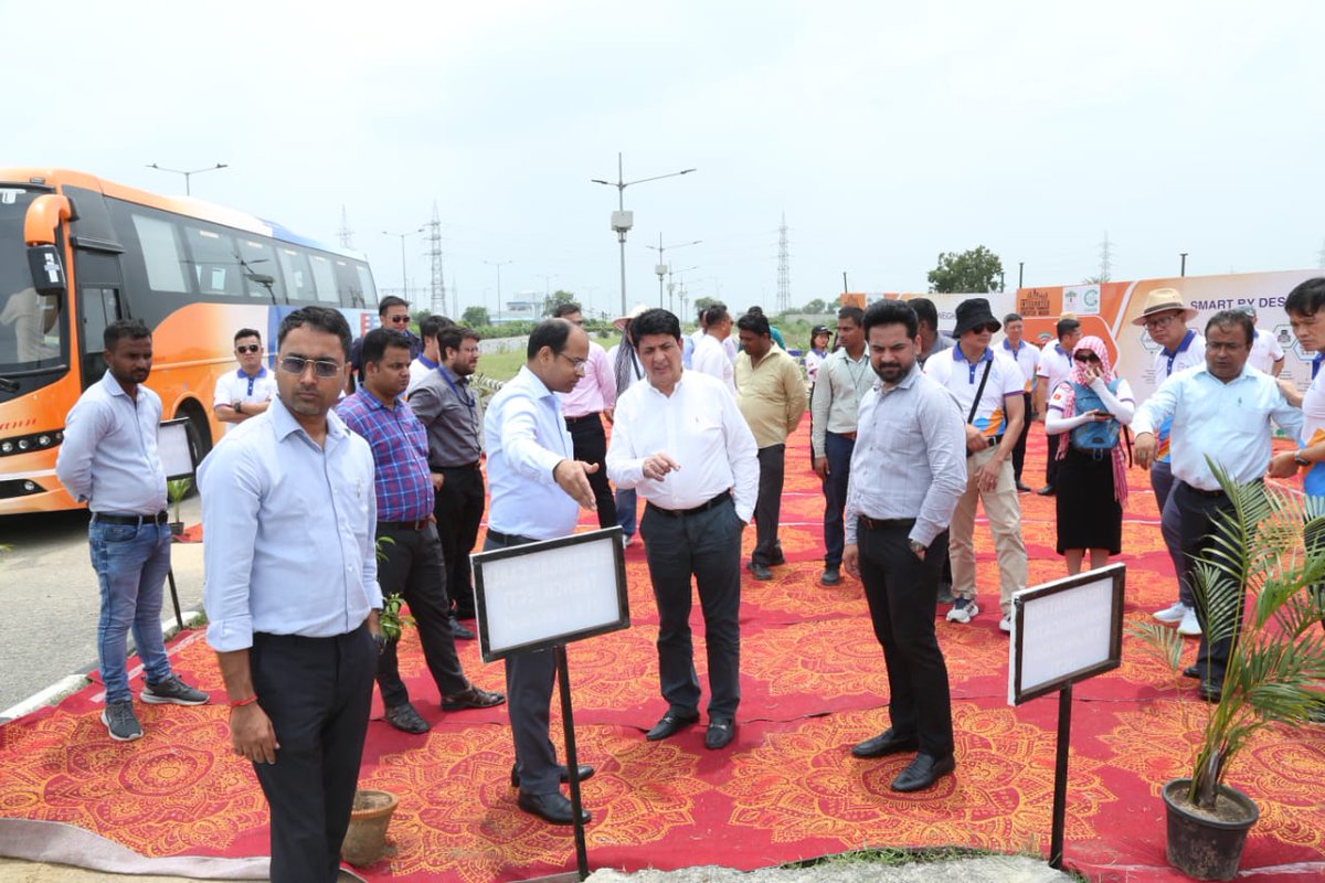 OfficialGNIDA's tweet photo. प्राधिकरण की वरिष्ठ अधिकारियों ने आज वियतनाम लॉजिस्टिक्स बिजनेस एसोसिएशन के एक प्रतिनिधिमंडल को #GNIDA स्थित @iitgnl टाउनशिप, मल्टी मॉडल लाजिस्टिक हब और मल्टी मॉडल ट्रांसपोर्ट हब के बारे में प्रस्तुतीकरण के जरिए जानकारी दी। https://t.co/kl2v4oe0S9