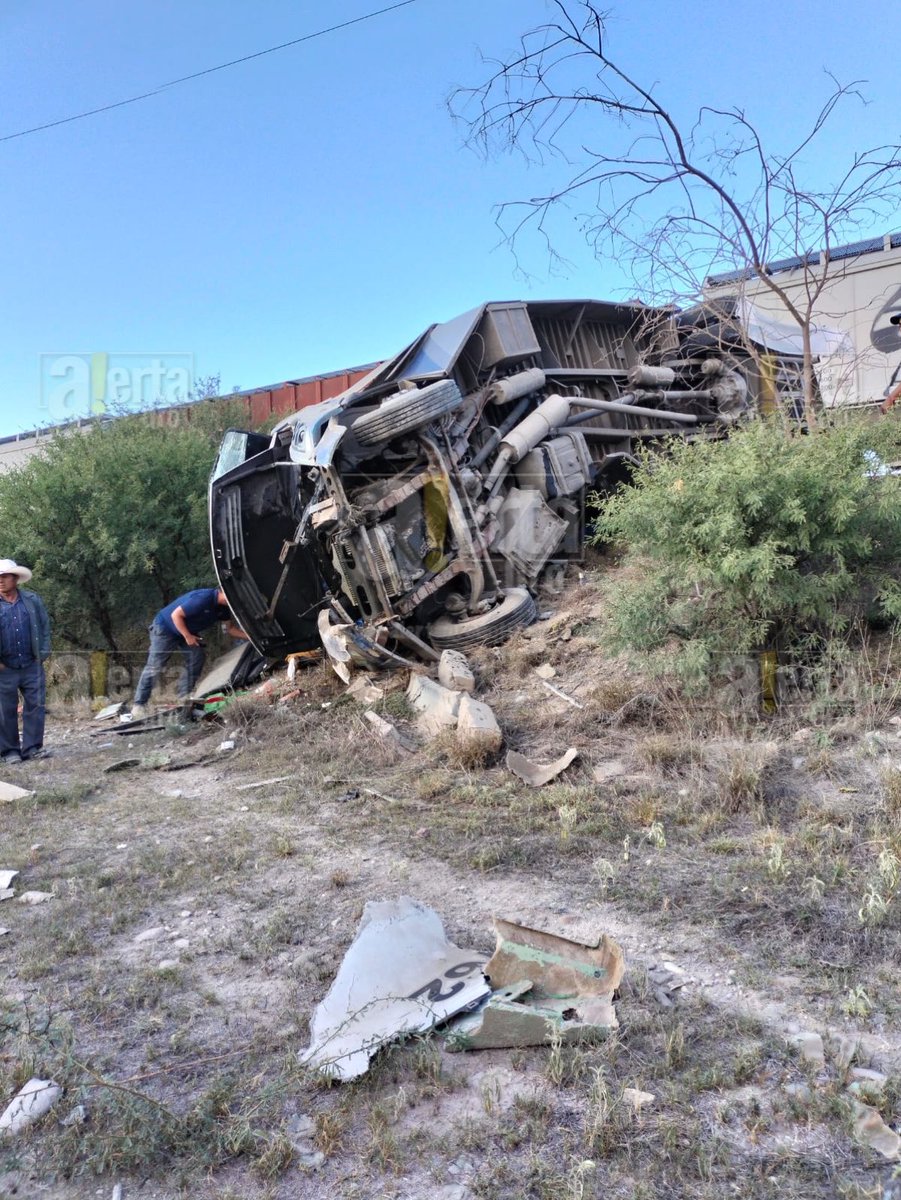 AlertaQro's tweet photo. #ÚltimaHora | Cinco personas fallecidas y 11 lesionadas es el saldo preliminar del accidente en el que un camión de pasajeros de #FlechaAzul trató de ganarle el paso al tren en el acceso a la carretera a #Atongo, en #ElMarqués https://t.co/oeoo52w61v