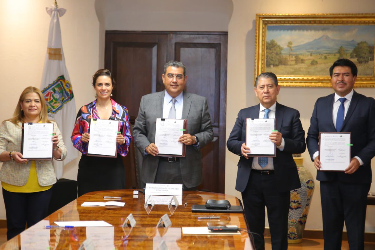 El gobernador @SergioSalomonC  firma convenio de colaboración con la @FiscaliaPuebla y la @ANTHUS_AC. 

El objetivo común es sumar esfuerzos y poner todo el aparato institucional disponible para combatir la trata de personas en todas sus formas.