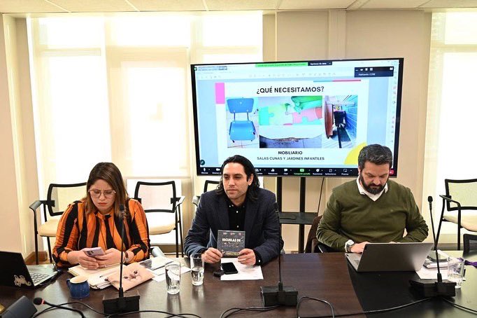 camiloantileocl's tweet photo. Ayer en Comisión de Educación y Cultura del @COREsantiago, sesionamos para recibir un informe respecto al avance, implementación y experiencia en el traspaso de establecimientos educacionales al Servicio Local de Educación Pública “Gabriela Mistral”.
#CoreRM #CoreStgo #GoreRM https://t.co/e9uFaNslTy