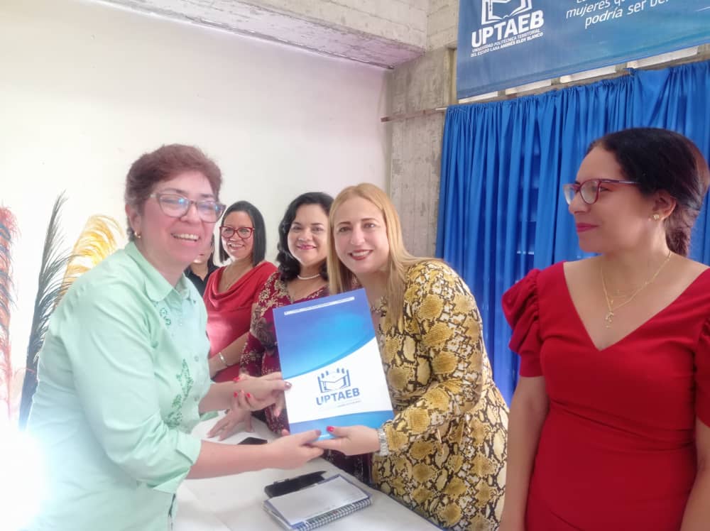 uptlara's tweet photo. Las autoridades de la #Uptaeb entregaron las Resoluciones de Jubilación al personal docente, administrativo y de servicios correspondiente a julio 2023.
Felicitaciones.!!

#UptaebActiva 

@michellyvivas https://t.co/GIgvGcxcoJ