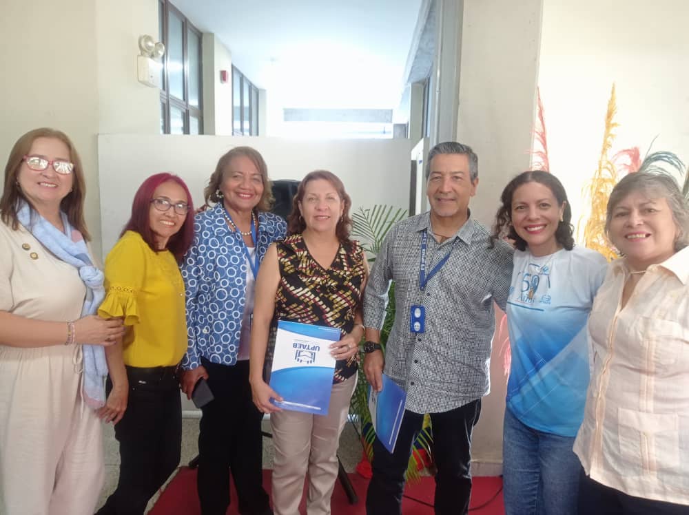 uptlara's tweet photo. Las autoridades de la #Uptaeb entregaron las Resoluciones de Jubilación al personal docente, administrativo y de servicios correspondiente a julio 2023.
Felicitaciones.!!

#UptaebActiva 

@michellyvivas https://t.co/GIgvGcxcoJ