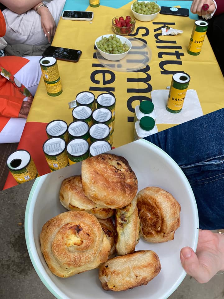 eSeLSCHWARM's tweet photo. Wir sind angekommen! Weder Regen noch "gastfreundliche" Regierungsstrukturen können uns davon abhalten, zusammenzukommen, einander zuzuhören, gemeinsam zu essen und uns und einander zu feiern. Wir wünschen uns, dass mehr solcher Bühne für uns stehen. Danke @KultursommerW @eSeLat https://t.co/X1iSaj8xqF