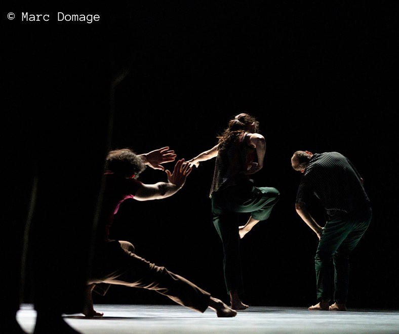 eSeLSCHWARM's tweet photo. At the beginning, a barely perceptible, continuous sound gently guides the viewer's gaze to the stage. This resembles a black box, completely enveloped in black and illuminated only by a narrow beam of light in the distance... https://t.co/WnRVYMEPu0