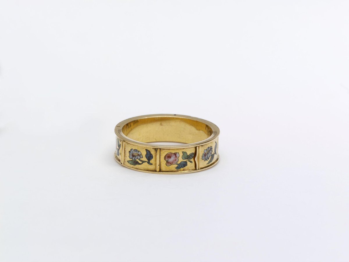 pelicinema's tweet image. a french love ring from the mid 1800s, with hinged panels that open to say “i love you a little, a lot, passionately, not at all,” a play on picking the petals off a flower