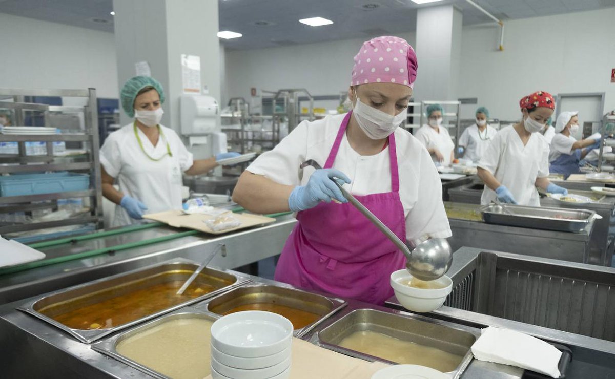 #Grave
#HospitalMoyano
Hace 4 años se cerró la cocina del nosocomio porteño, el mismo cuenta con más 860 internas y 1200 trabajadores, reclaman que la comida llega fría y en algunos casos no llega..
Exigen apertura de la cocina central con el personal que controle los alimentos.