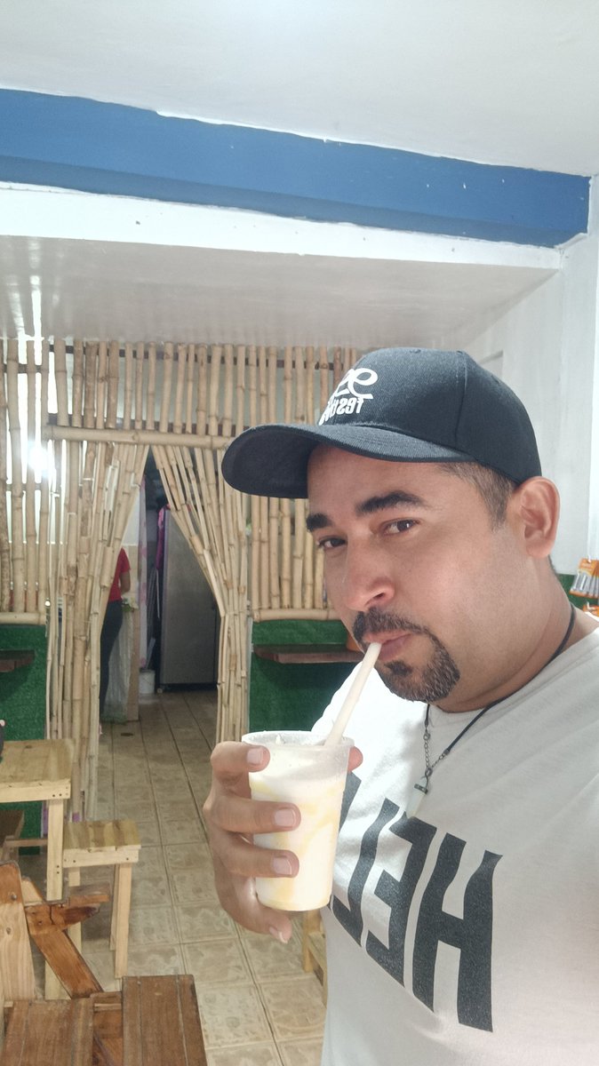 rogerdavidgomez's tweet photo. Y Mientras espero llegue la Cisterna ala EDS Los Olivos, me vine a un local muy cerca de allí, a Beberme una Deliciosa Cocada.
Se las recomiendo.
Queda diagonal al edif el Mirador en los Olivos. Se Llama Doña Elba.
#Cocadas
#Chichas
#Tizanas
#JugosNaturales
#Perroscalientes https://t.co/YTI5FUwHcV