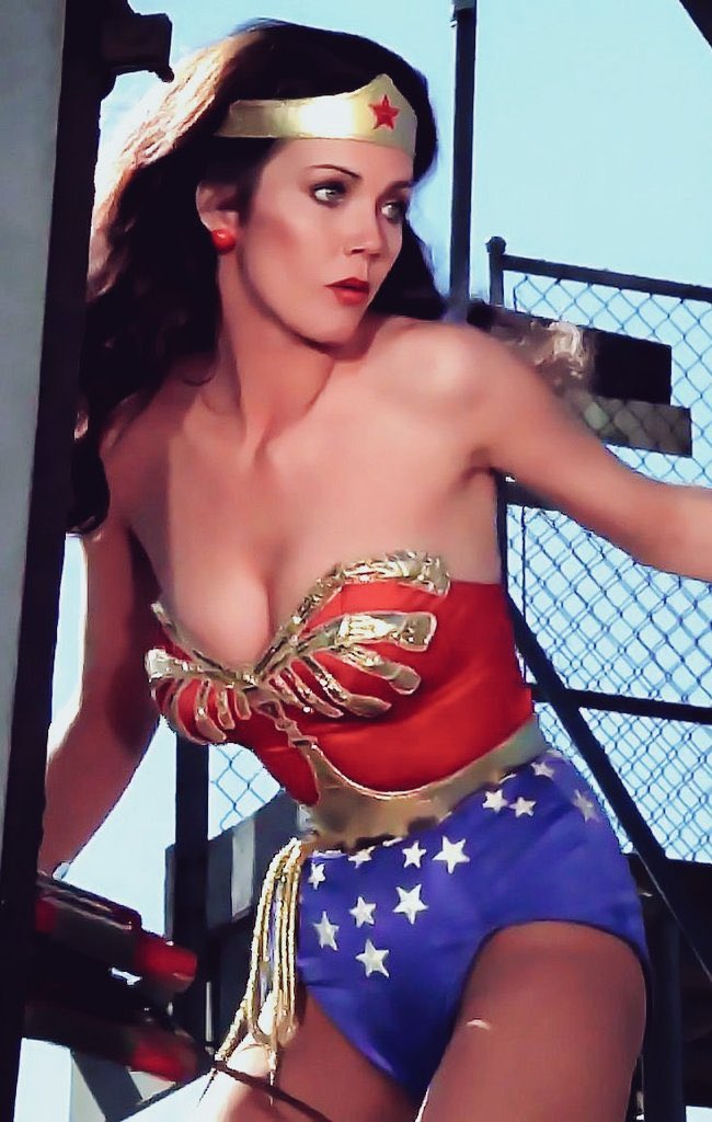 EIJefeDiego's tweet photo. Resolvamos esto como la gente decente y sin llegar a los golpes, para decidir quién ha sido la mejor Wonder Woman.

        LIKE para                    RT para 
     Lynda Carter.              Gal Gadot.

                ❤️                               🔁 https://t.co/2ZLeOHrmY9
