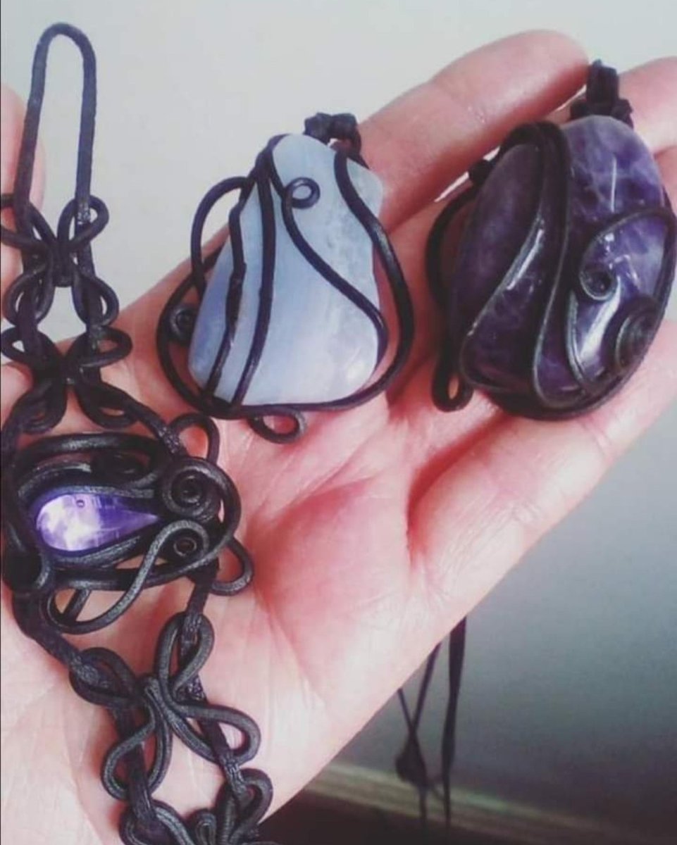 PurpleFairyGurl's tweet photo. Can anyone tell me how to achieve this? I know they are #PolymerClay & #Resin but I haven't worked with either before. I'd like to use up some #Gemstone tumbles to make more #pendants like these #HandMadeJewellery #CraftHelp #Crafting #JewelleryMaking #Jewellery https://t.co/V0oWlOUloz