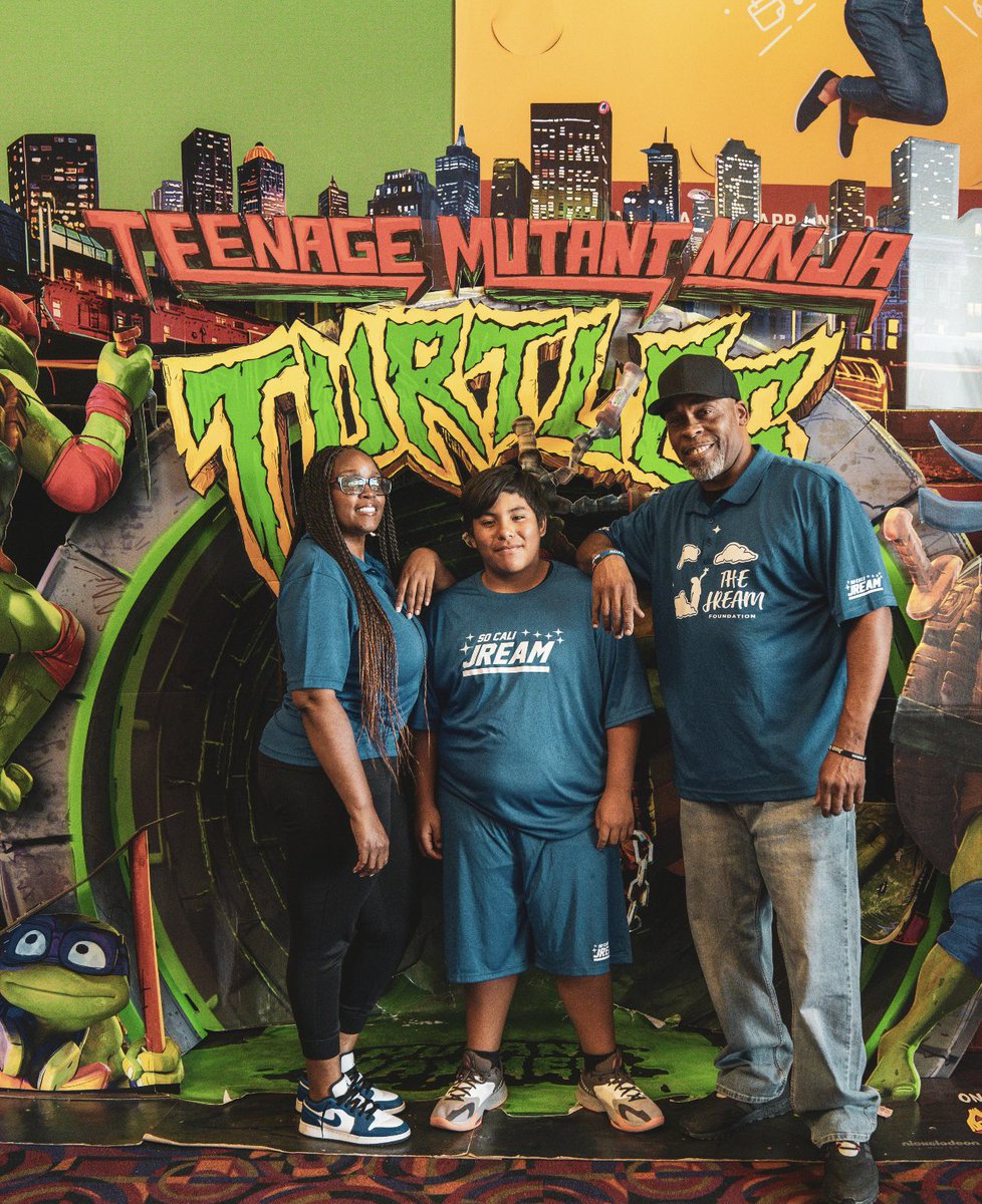 TheJreamFound's tweet image. What a night to remember 🍿!! Extremely grateful for @nickelodeon and @paramountpics for inviting our Jream Foundation youth programs to an advanced screening of the @TMNTMovie. Experience the #MutantMayhem with your family as the movie opens everywhere today🎬!!