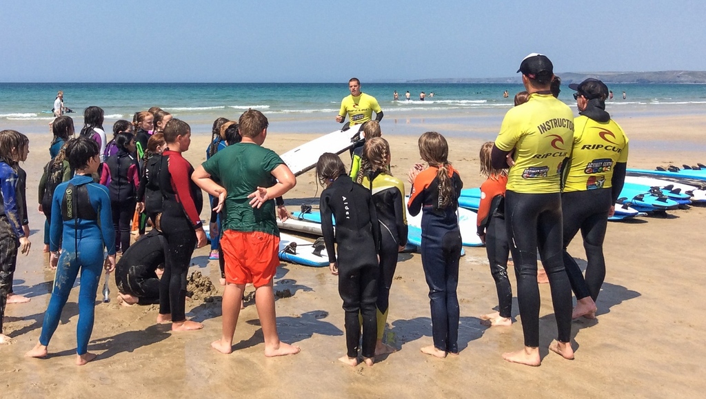 NewquayActivity's tweet photo. Throwback to sunny June when we welcomed #Newquay Junior Academy's year 4 classes to join us on the water as part of their Year 4 Camp! We love getting a new generation hooked on that feeling you can only get from catching that perfect wave 🌊 #SchoolTrips #SurfingLessons https://t.co/XVoi2dTF0t